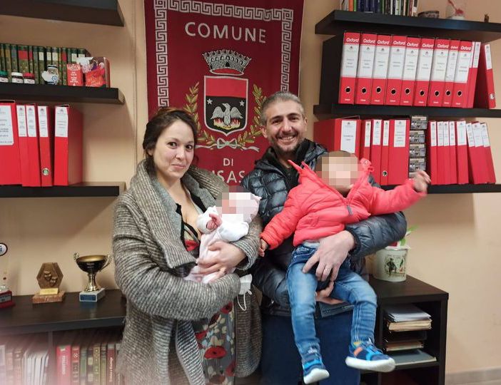 Aveva fretta di nascere: Nicole nasce grazie al suo papà in macchina