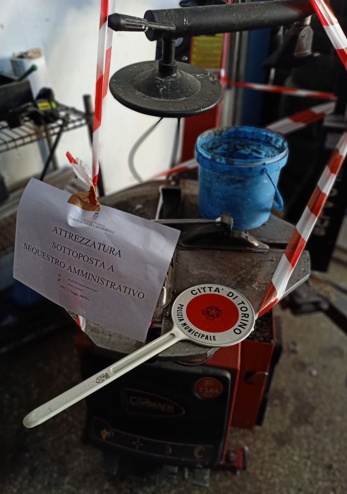 Non è iscritta al registro delle imprese: sequestrata una carrozzeria in strada di Settimo