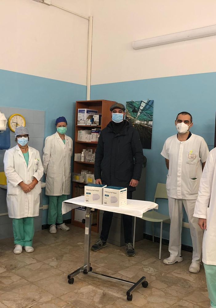Il momento della consegna al reparto