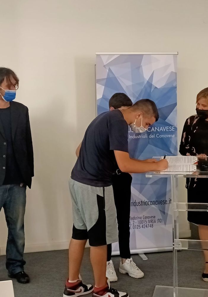A Ivrea, firmato il &quot;contratto viola&quot; per il riconoscimento dell'imprenditore della Gentilezza