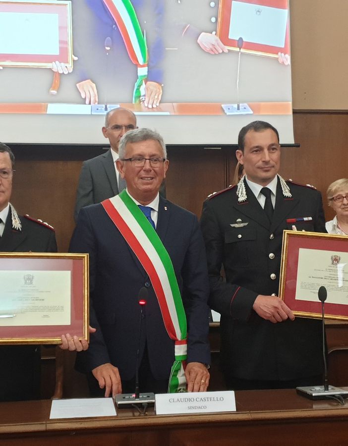 Il sindaco Claudio Castello con il Comandante della Legione dei Carabinieri Generale di Divisione Mariano Ignazio Mossa, ed il Maggiore Dario Ferrara (a destra)