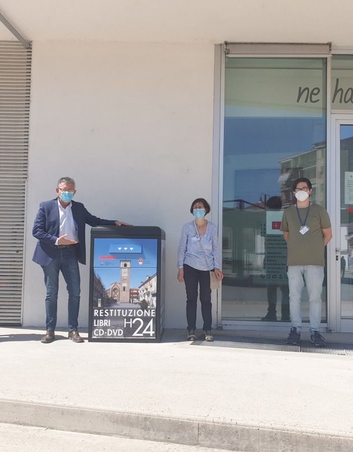 Il sindaco Claudio Castello e l'assessore Tiziana Siragusa accanto al box con gli operatori della biblioteca