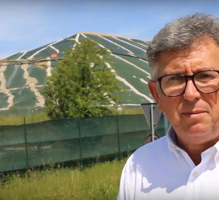 Il sindaco Claudio Castello davanti alla discarica