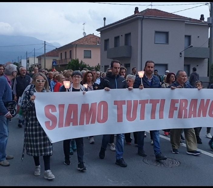 La fiaccolata di solidarietà al tabaccaio