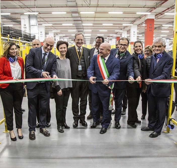 Il momento del taglio del nastro dello stabilimento Amazon