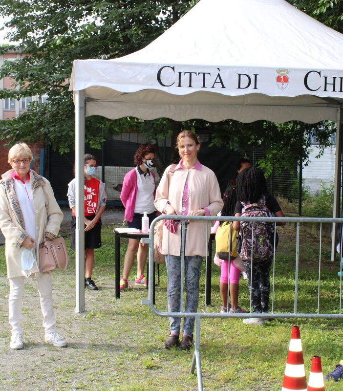 Il sindaco Claudio Castello con Tiziana Siragusa, assessora all'Istruzione e Chiara Casalino, assessora al Bilancio all'apertura dei centri estivi