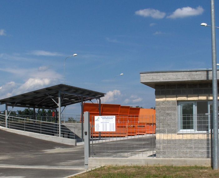 Da oggi riaprono gli ecocentri. Ma solo per sfalci e potature