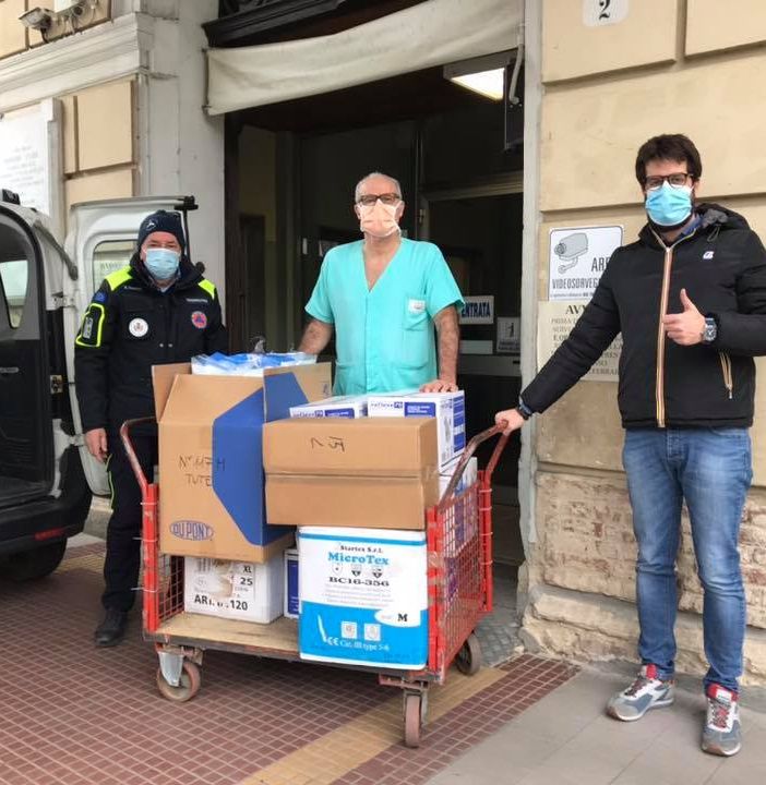 Il sindaco Vittorio Ferrero con Enzo Castenetto, direttore del reparto di Terapia Intensiva e Roberto Garione, coordinatore della Protezione civile di Crescentino