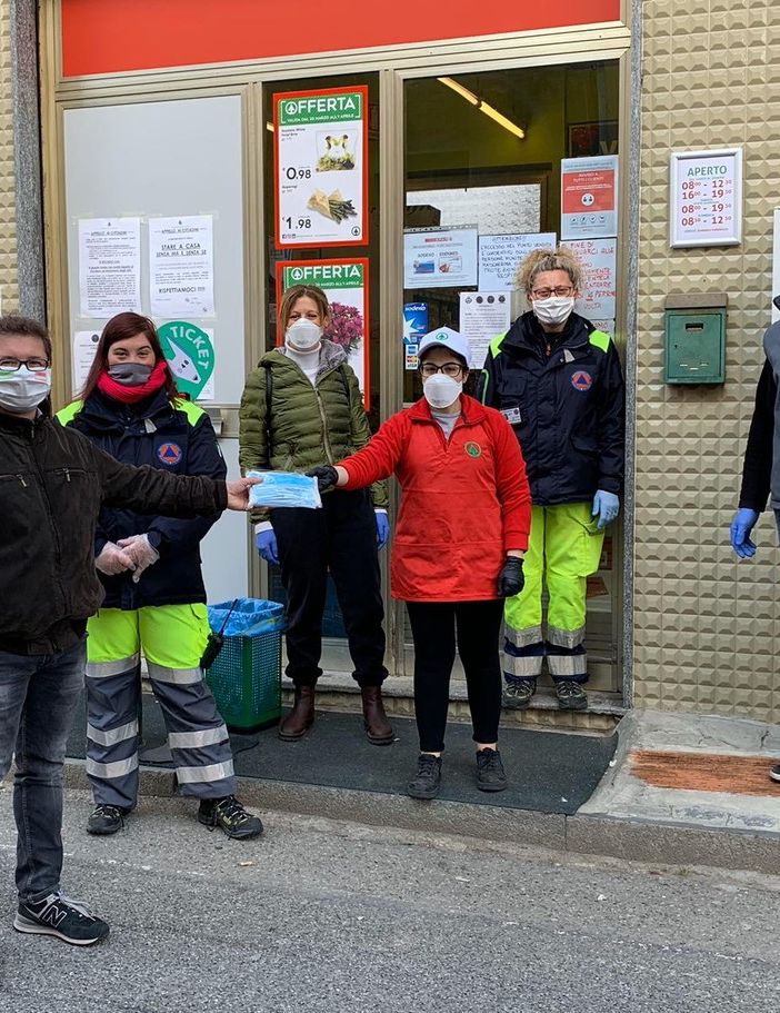 Il momento della donazione delle mascherine all'amministrazione comunale