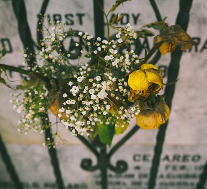 Cimiteri chiusi a Settimo. I fiorai e gli addetti del cimitero portano i fiori ai defunti