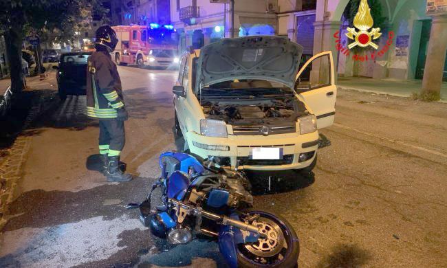 Moto si scontra contro un'auto alimentata a metano: paura a Crescentino