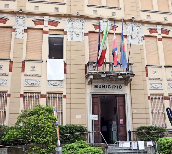 Il lenzuolo della Legalità su una finestra del Municipio di Settimo Torinese