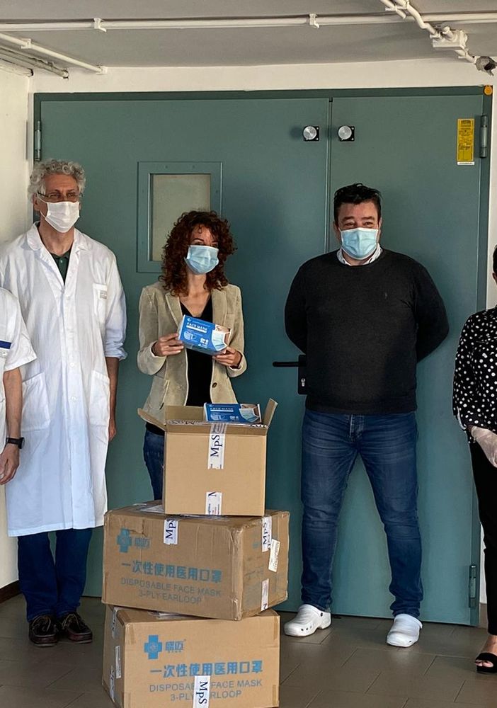 La consegna delle mascherine da parte di Paola Giannotti