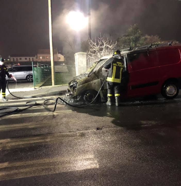 A fuoco un furgone in via Ivrea a Chivasso