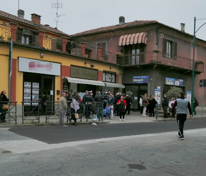 Nuovo assembramento davanti al bar di via Orti a Chivasso: sfiorata la rissa davanti alle forze dell'ordine
