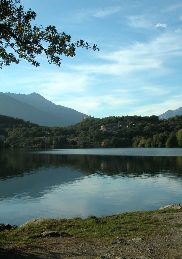 Fanno il bagno e prendono il sole al lago Sirio: multati tredici minorenni eporediesi