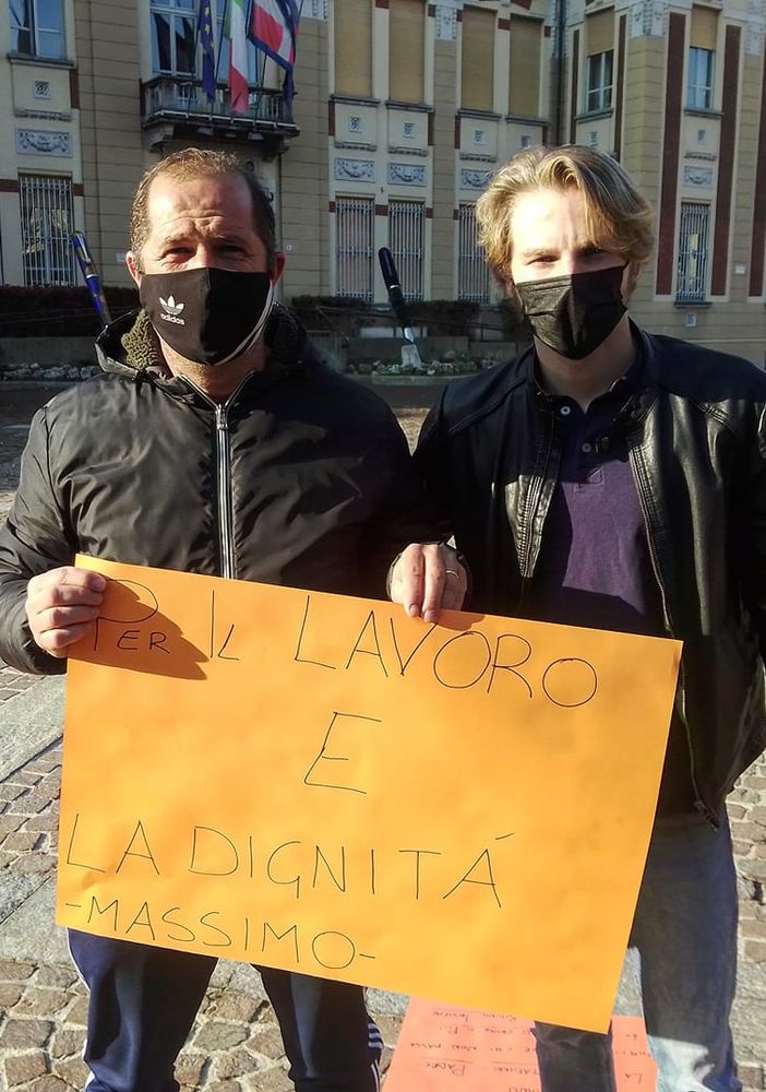 A Settimo la protesta dei commercianti: &quot;Ciao a tutti, sono Massimo e da lunedì mi incateno davanti al Comune&quot;: