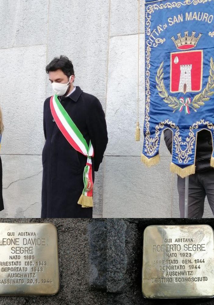 Il momento della posa delle pietre d'inciampo davanti al Municipio