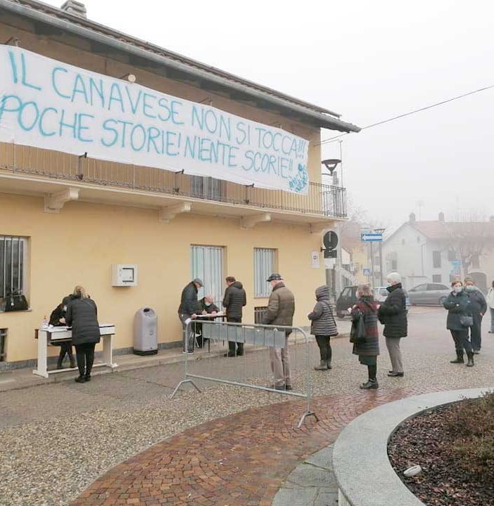 Cittadini e amministrazione scendono in piazza per dire no al deposito unico delle scorie nucleari in canavese