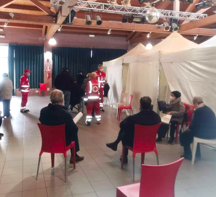 La Croce Rossa di Settimo Torinese durante le vaccinazioni al Centro Bosio