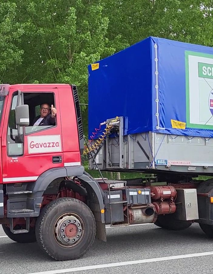 Gianluca Gavazza fa la campagna elettorale nel Torinese a bordo del suo tir
