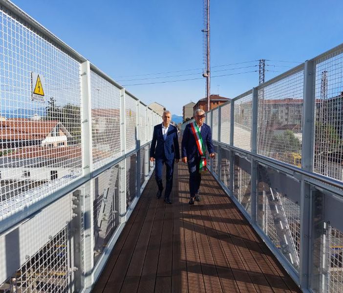 Chivasso: rinnovata la storica passerella pedonale della stazione