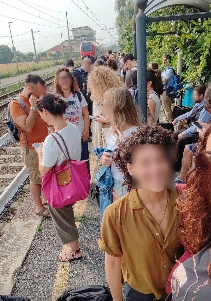 Ressa sulla Torino-Ivrea, tante persone ammassate