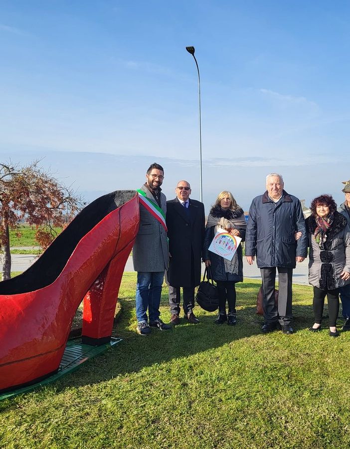 Gianluca Gavazza (Lega Salvini): &quot;Una scarpa rossa simbolo della lotta per i diritti delle donne e contro la violenza di genere&quot;