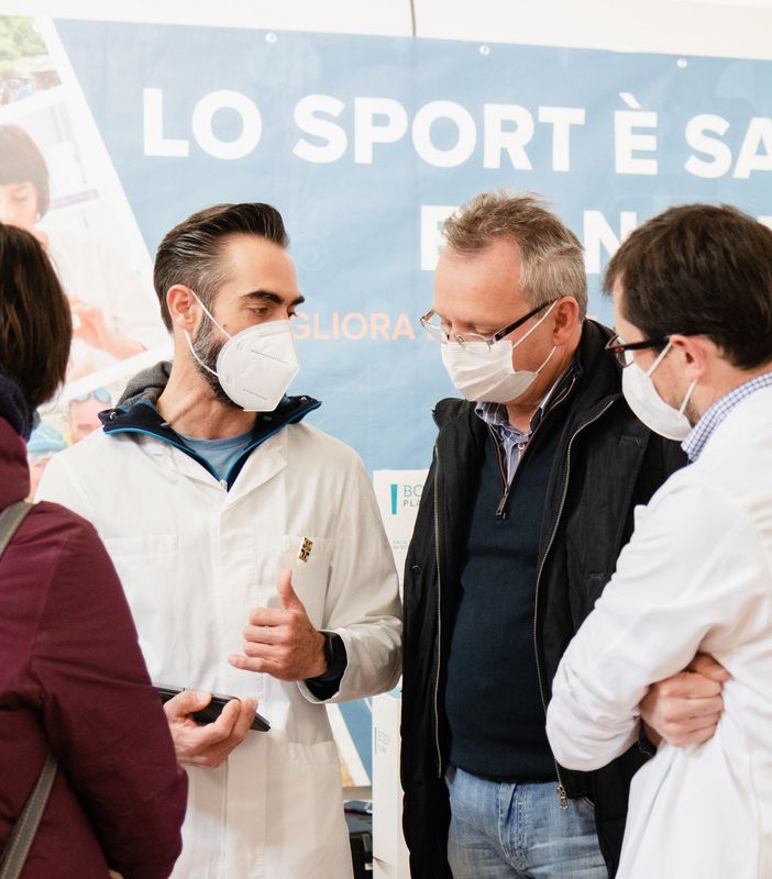 Appuntamento fieristico con stand e persone