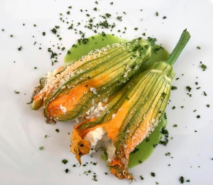 I piatti di Chef Zizzo: fiori di zucca ripieni di ricotta di pecora con salsa allo zafferano