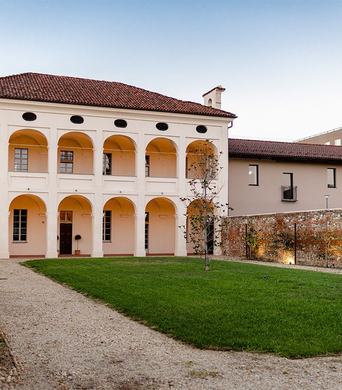Cascina che ospita un'osteria