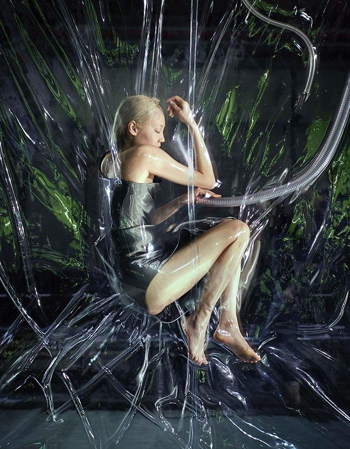 Persona sdraiata per una performance artistica
