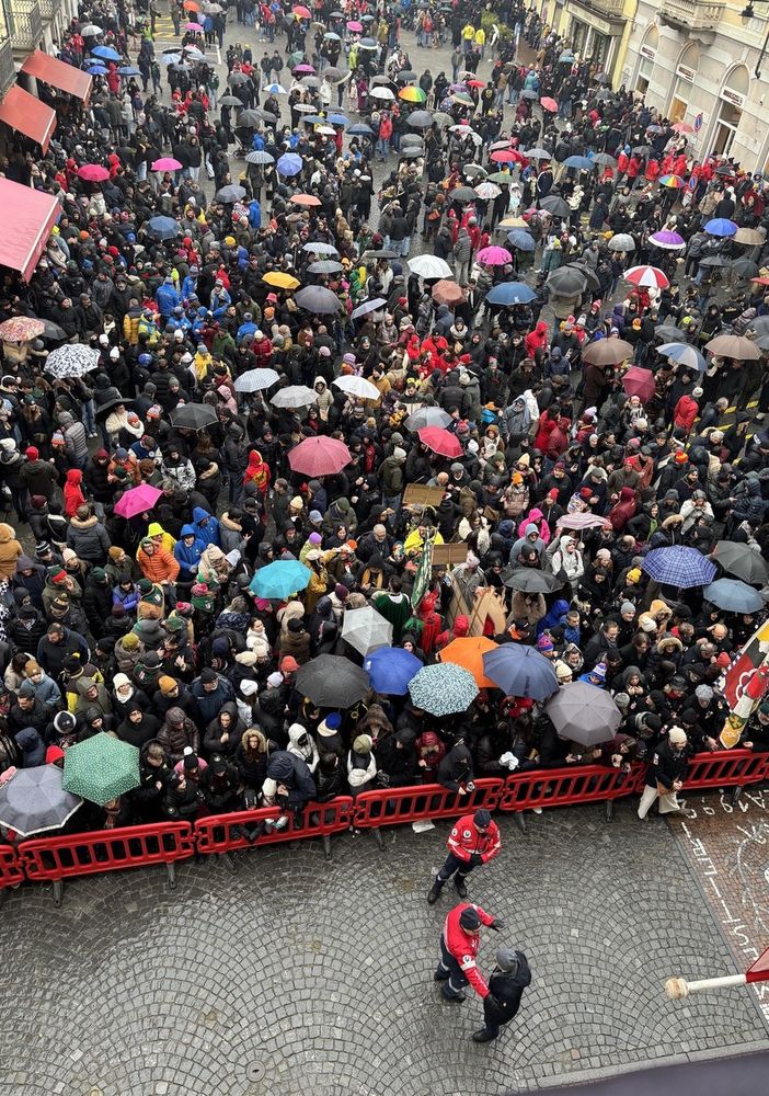 Storico Carnevale di Ivrea 2025: il Generale Falchieri debutta e il Vescovo saluta la comunità con emozione