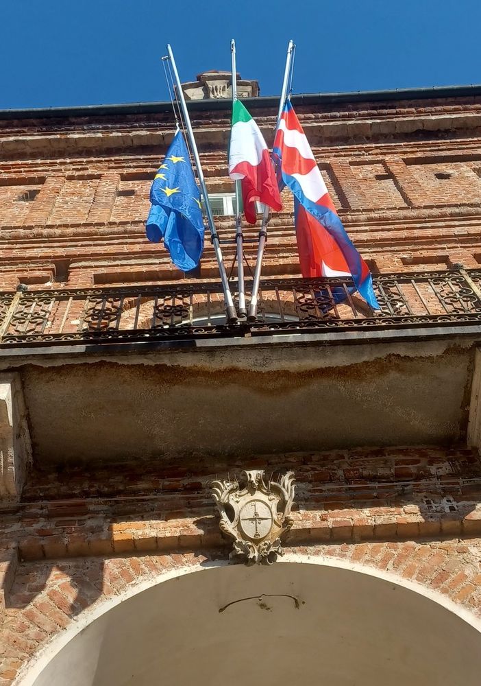 bandiere a mezz'asta da municipio