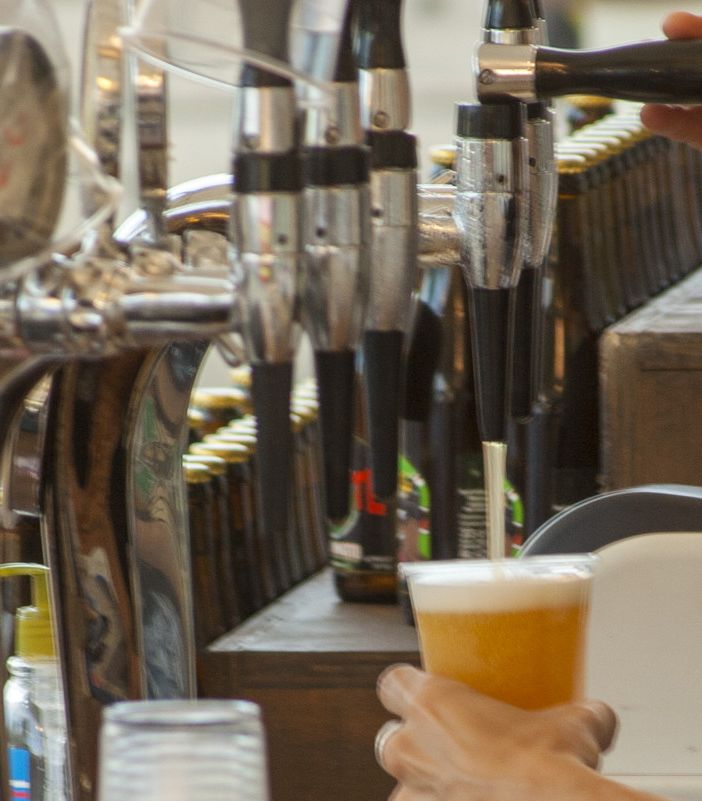 spillatrice con bicchiere di birra