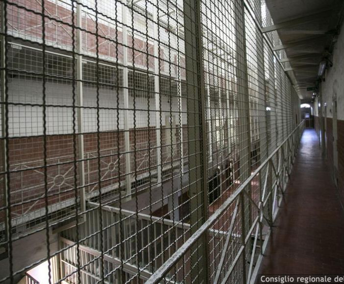 Ancora violenze nel carcere di Ivrea: agente ferito dal lancio di uno sgabello