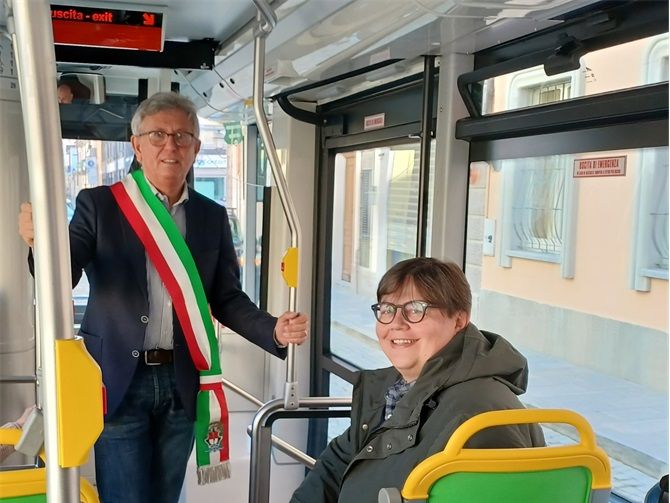 Chivasso percorre la strada green: in servizio due nuovi autobus elettrici