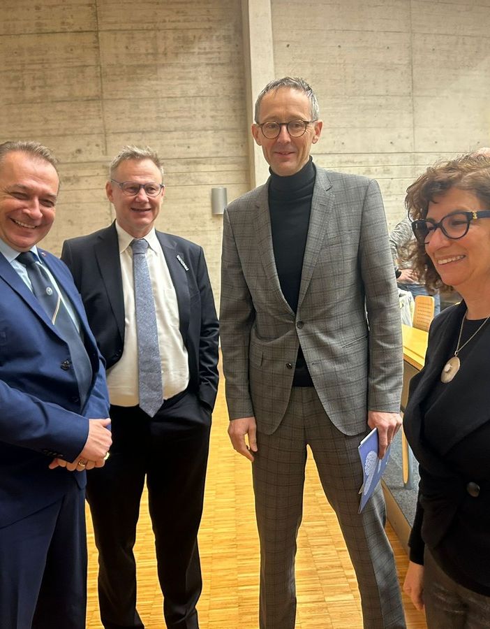 foto di gruppo di esponenti politici