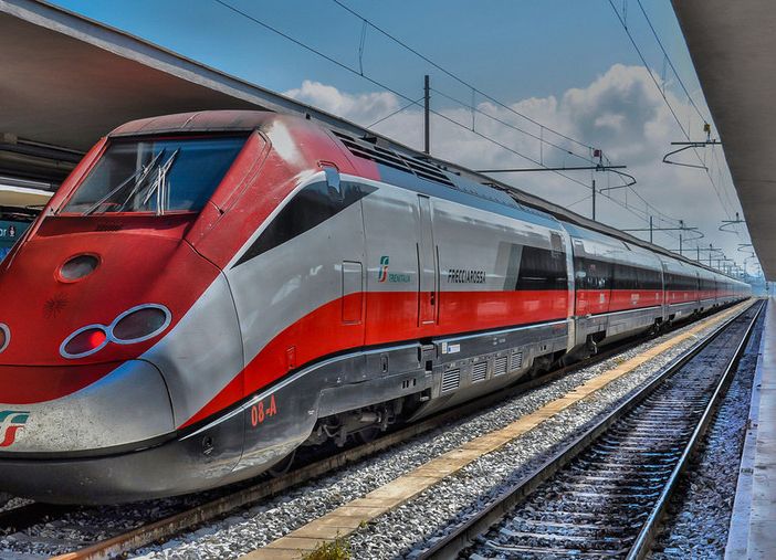 Treni, il Governo fa dietrofront: Speranza ripristina l'obbligo del distanziamento sui convogli