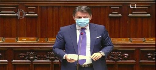 L'annuncio di Conte: &quot;Limiti alla circolazione delle persone di sera e alla mobilità tra regioni. Più restrizioni nelle zone a rischio&quot;