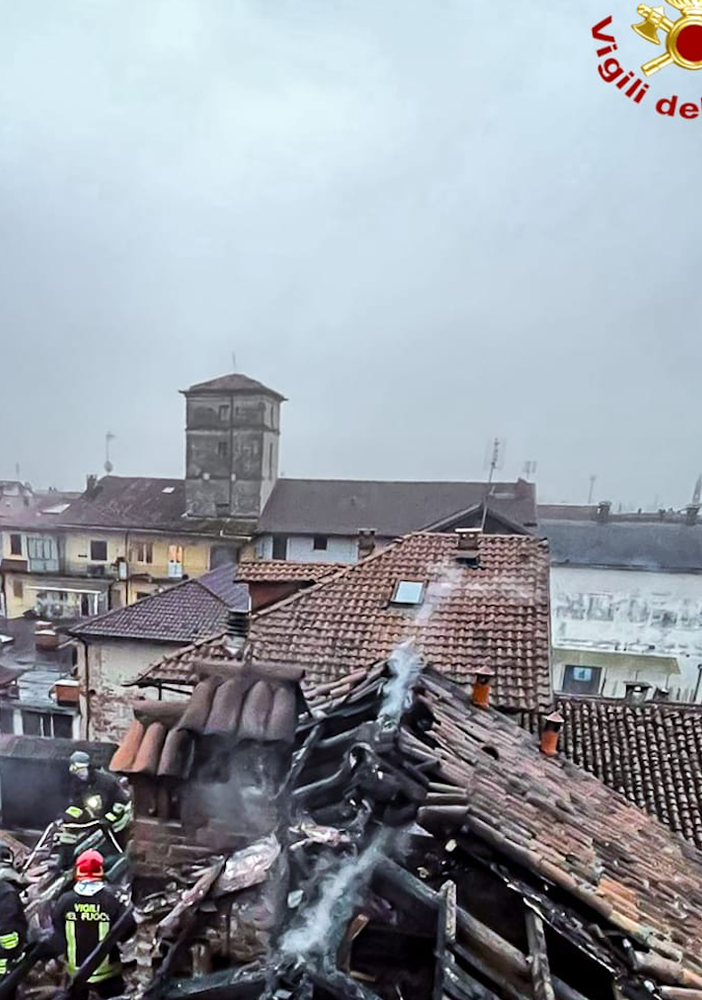 A fuoco il tetto di una casa a Montanaro: evacuato lo stabile, fiamme spente e zona bonificata