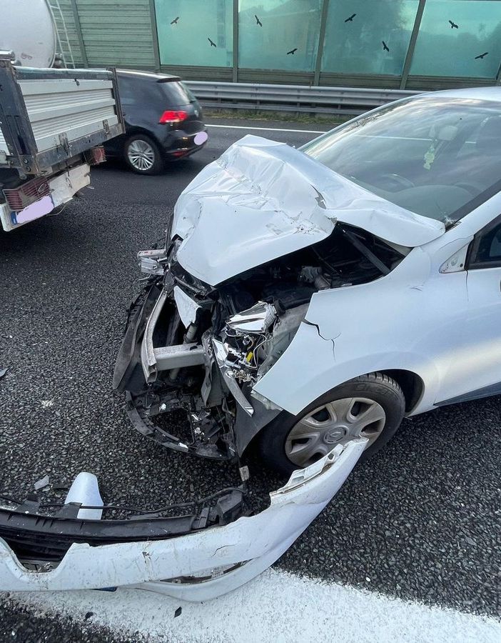 Incidente sulla Torino-Aosta, un'auto esce di strada e si ribalta nei campi
