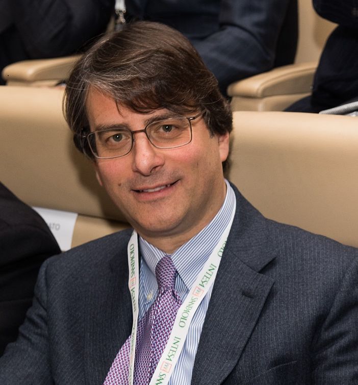 dirigente di banca in giacca e cravatta