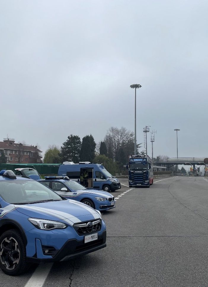 Schianto sulla Torino-Milano: tre feriti, tra cui un bimbo salvato dal seggiolino di sicurezza