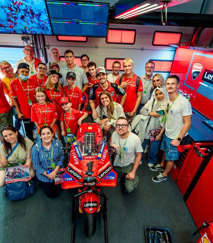 Otto pazienti di UGI e Regina Margherita ospiti di Pecco Bagnaia al Gran Premio di San Marino