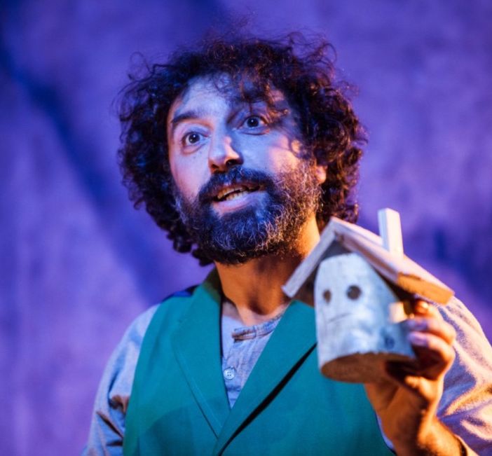 Roberto Maria Macchi, che porta in scena Vita e avventure di Babbo Natale al Teatro Concordia