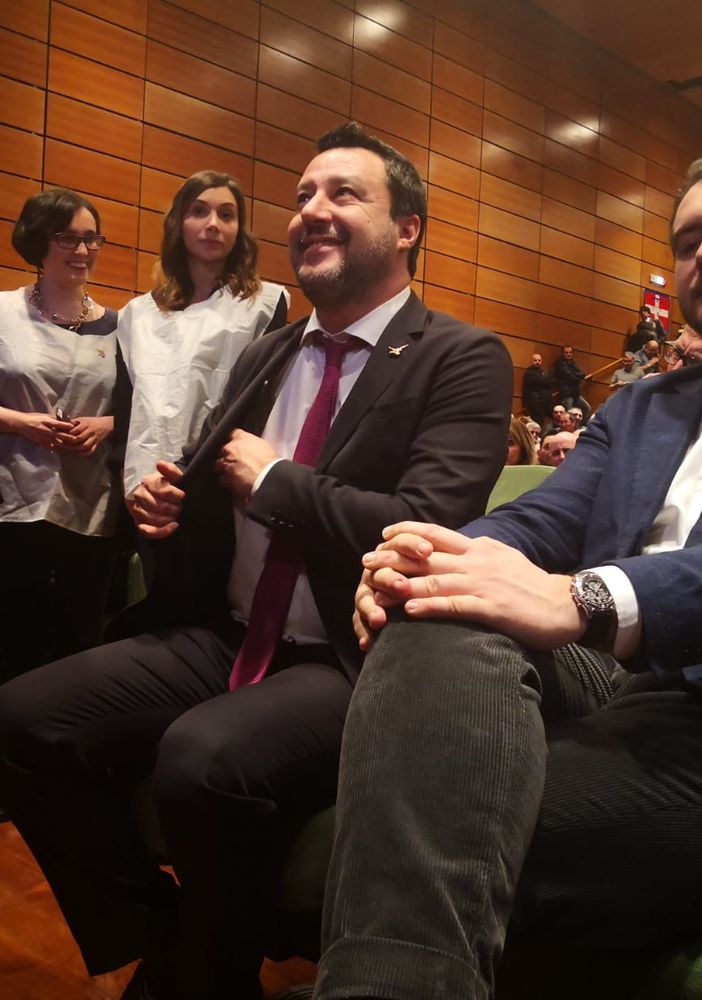 Salvini al Lingotto sulle note di &quot;Vincerò&quot;, fuori lo striscione &quot;Muori! Torino non ti vuole&quot;