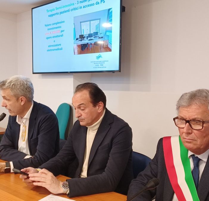 tre persone al tavolo
