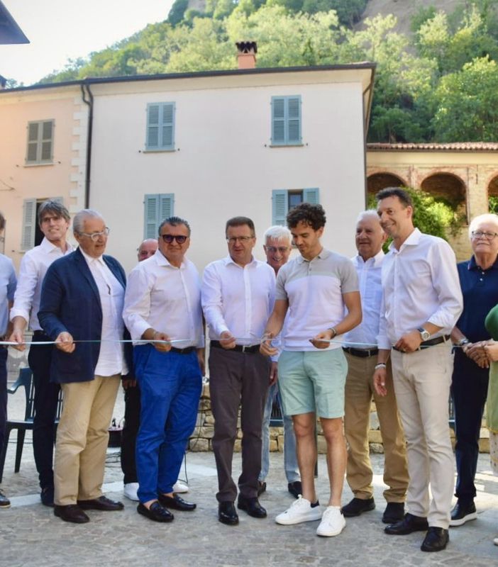 taglio del nastro con persone che inaugurano