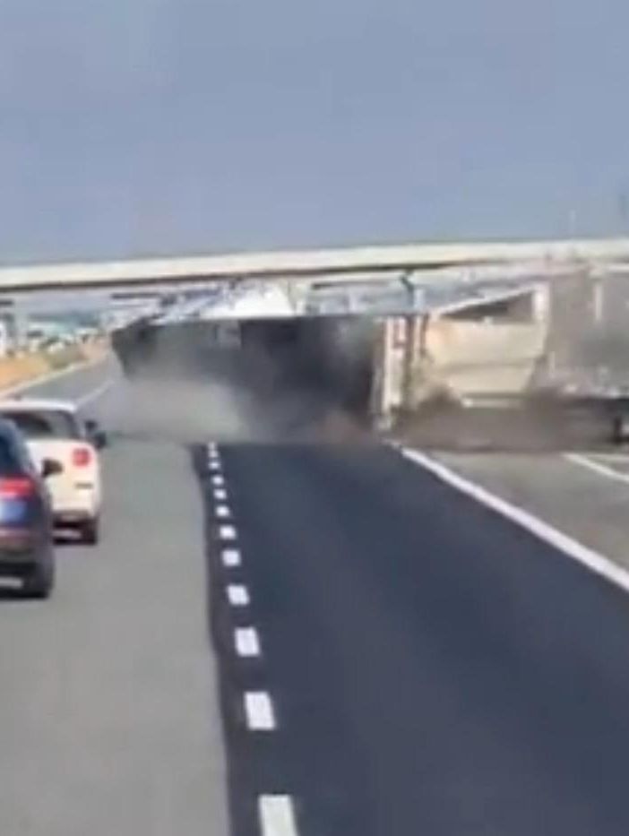 Brutto incidente lungo l'autostrada Torino-Milano (screenshot video Tik Tok)